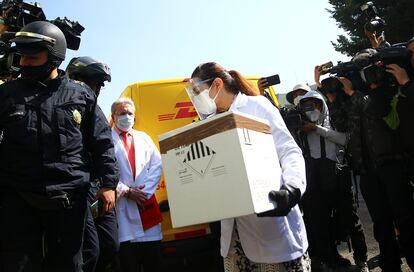 Simulacro para preparar las llegadas de las vacunas de Pfizer contra el covid a México, el pasado 18 de diciembre.  REUTERS (Edgard Garrido)