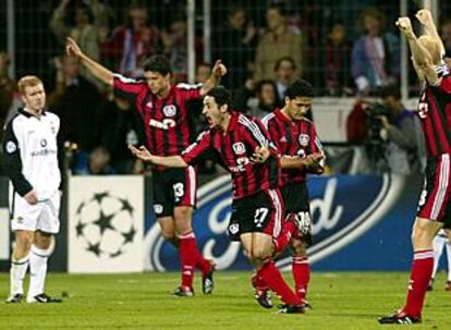 Los jugadores alemanes celebran el gol logrado por Neuville (en el centro) ante el Manchester.