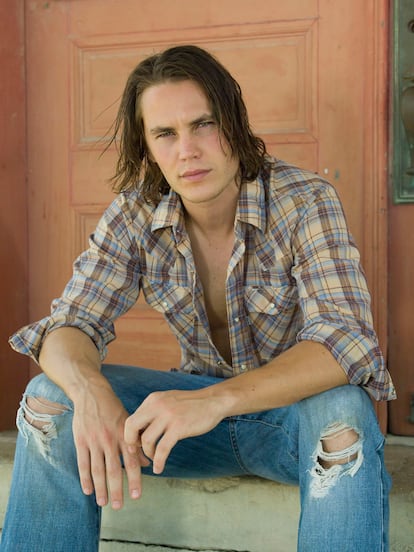 TAYLOR KITSCH – Lo primero en lo que uno piensa cuando escucha 'Friday Night Light' es: “Clear Eyes, Full Hearts”, después de recordar el lema de los Dillon Panters toca suspirar por Tim Riggins, el líder del equipo, un tipo duro atormentado por una situación familiar deprimente y enamorado de la novia de su mejor amigo. El número 33 del equipo era una bandera roja con piernas, pero los ángulos faciales perfectos de Taylor Kitsch (Kelowna, 43 años) hacían imposible no enamorarse de él. En la imagen, Kitsch en 2006.