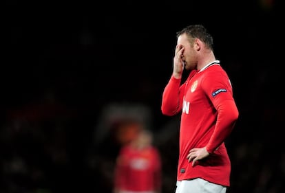 Wayne Rooney se lamenta durante el partido.