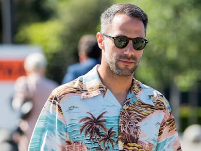 Las camisetas hawaianas de manga corta son un clásico del verano que dan mucho juego. GETTY IMAGES.