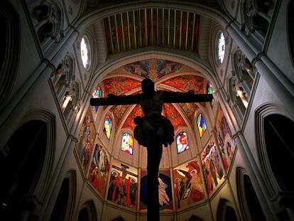 Pinturas de Kiko Argüello en la catedral de la Almudena de Madrid.
