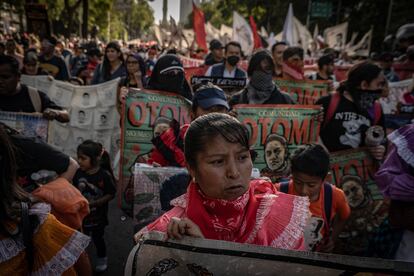 Un contingente de la comunidad indígena otomí recorre Paseo de la Reforma durante la protesta.