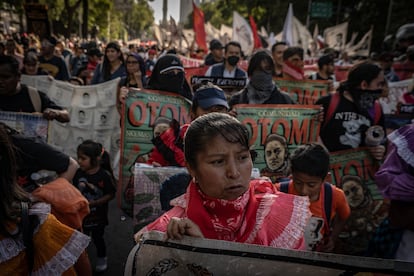 Un contingente de la comunidad indígena otomí recorre Paseo de la Reforma durante la protesta.