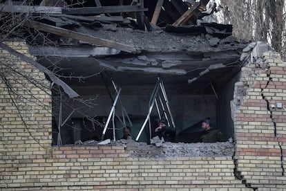 Civiles chequean un edificio gubernamental que ha sido bombardeado esta mañana por drones rusos en Kiev.