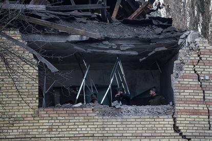 Civiles chequean un edificio gubernamental que ha sido bombardeado esta mañana por drones rusos en Kiev.