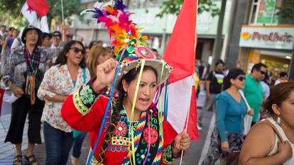 Mujeres migrantes protestan por un aumento del costo del visado, en Santiago, en 2016.