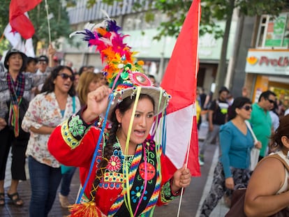 Mujeres migrantes protestan por un aumento del costo del visado, en Santiago, en 2016.