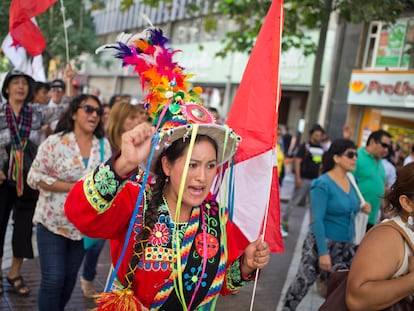 Mujeres migrantes protestan por un aumento del costo del visado, en Santiago, en 2016.