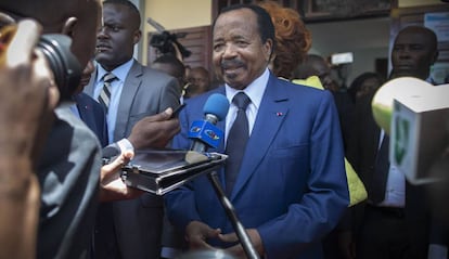 El presidente de Camerún, Paul Biya, habla a la prensa después de votar en las elecciones presidenciales de su país el pasado 7 de octubre en Yaundé. Lleva 36 años en el poder. 