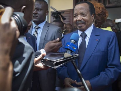 El presidente de Camerún, Paul Biya, habla a la prensa después de votar en las elecciones presidenciales de su país el pasado 7 de octubre en Yaundé. Lleva 36 años en el poder. 