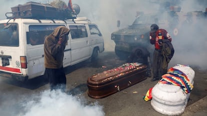 Las fuerzas de seguridad de Bolivia lanzan gases lacrimógenos contra manifestantes que transportaban los ataúdes de los muertos durante las masacres de 2019.