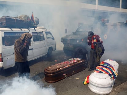 Las fuerzas de seguridad de Bolivia lanzan gases lacrimógenos contra manifestantes que transportaban los ataúdes de los muertos durante las masacres de 2019.