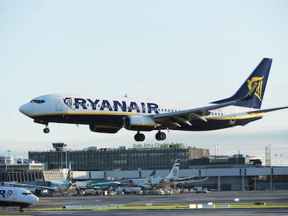 Un avi&oacute;n de Ryanair aterriza en el aeropuerto de Dubl&iacute;n (Irlanda)