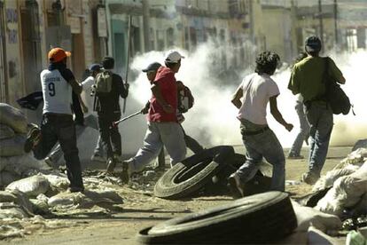 Imágenes como ésta se viven en los rincones de Oaxaca en protesta por la presencia de tropas federales.