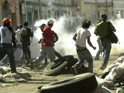 Imágenes como ésta se viven en los rincones de Oaxaca en protesta por la presencia de tropas federales.