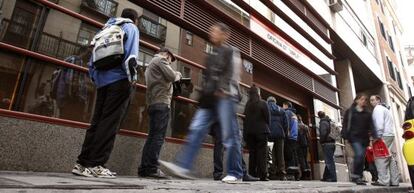 Suelo ir a menudo a la oficina del paro porque no quiero perder el contacto con la gente de la facultad.