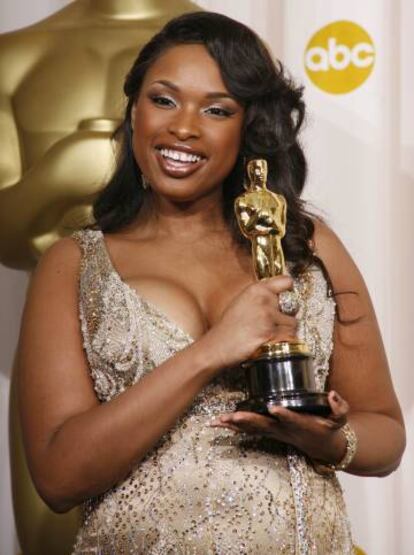 Jennifer Hudson posa con el Oscar a mejor actriz secundaria por su papel en &#039;Dreamgirls&#039; en 2007.