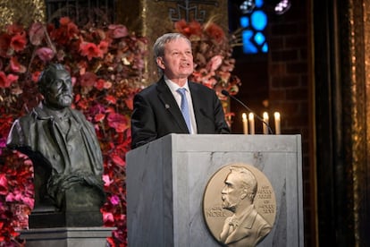 Una vez más la pandemia sacude y reinventa la organización de eventos. La ceremonia de entrega de los Premios Nobel se ha llevado a cabo sin premiados ni familia real. Los galardonados fueron presentados a través de videograbaciones junto al espectáculo de una orquesta, también grabado con anterioridad. Durante el atípico certamen, que se emitió virtualmente, el presidente de la Fundación Nobel, Carl-Henrik Heldin, destacó “la importancia de la investigación y la cooperación internacional para encontrar soluciones a problemas globales”. 