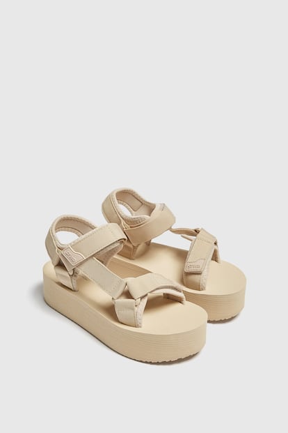 Si lo tuyo es más bien el estilo deportivo, completa tus looks con estas sandalias de velcro con plataforma de Pull & Bear.

25,99€