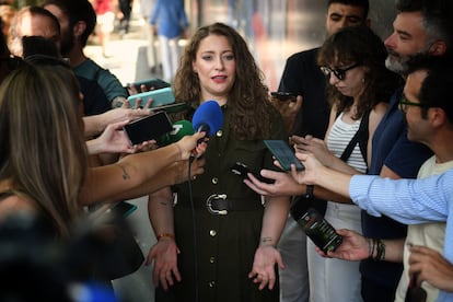 La nueva portavoz del PP en el Congreso, Ester Muñoz, atiende este miércoles a los medios a las puertas de la sede del PP en Madrid. 
