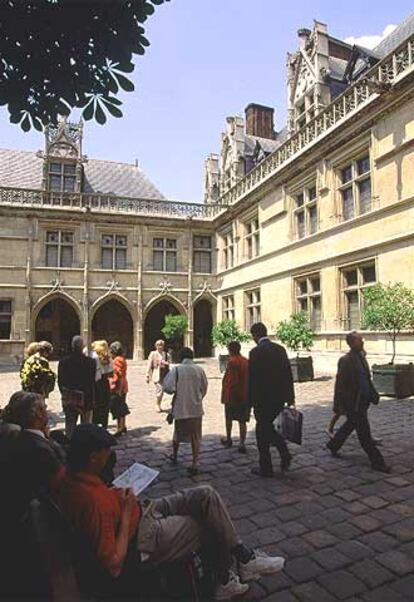 Visitantes en el patio del museo nacional de la Edad Media de Cluny, en París.