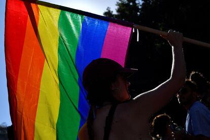 Una persona con la bandera arcoiris durante la marcha del orgullo de Barcelona, en una imagen de archivo.