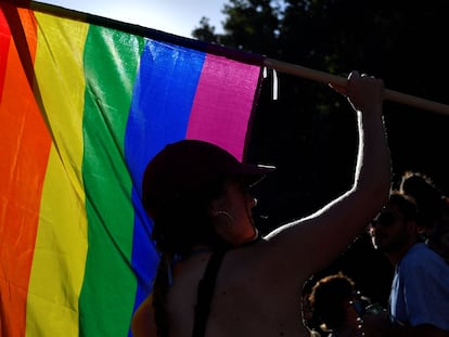 Una persona con la bandera arcoiris durante la marcha del orgullo de Barcelona, en una imagen de archivo.