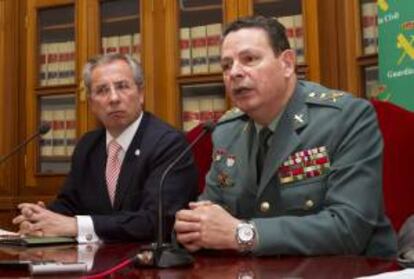 El general jefe de la IV Zona de la Guardia Civil de Andalucía, Laurentino Ceña( d), y el subdelegado del Gobierno en Cádiz, Javier de Torre. EFE/Archivo