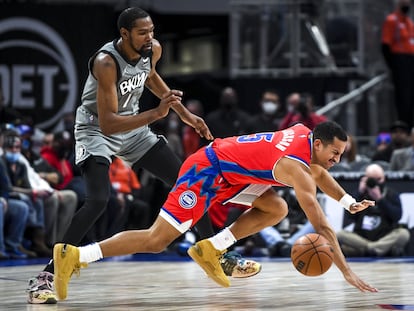 Kevin Durant y Frank Jackson durante el partido entre Brooklyn y Detroit.