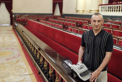 El estenotipista Javier N?ez, con su mquina de trabajo en la sala de plenos del Senado.