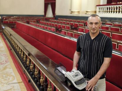 El estenotipista Javier Núñez, con su máquina de trabajo en la sala de plenos del Senado.