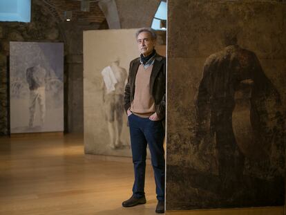 El pintor Pedro Cano en la exposición 'Identidad en tránsito' en la sala de bóvedas de la Casa de la Panadería en Madrid.