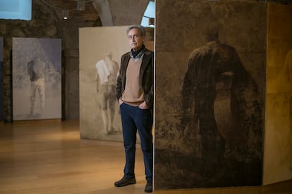 El pintor Pedro Cano en la exposición 'Identidad en tránsito' en la sala de bóvedas de la Casa de la Panadería en Madrid.