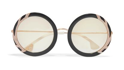 Gafas redondas

Alice and Olivia da una vuelta de tuerca a las gafas redondas con pequeños brillantes y detalles dorados a ambos lados (360 euros).