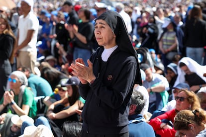 Una monja reza durante el funeral del papa Francisco. 