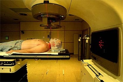 Un paciente recibe radioterapia en el hospital Germans Trias i Pujol de Badalona.