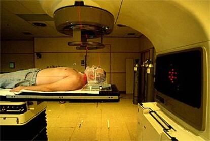 Un paciente recibe radioterapia en el hospital Germans Trias i Pujol de Badalona.