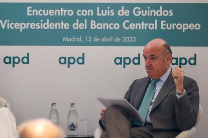 MADRID, 12/04/2023.- El vicepresidente del Banco Central Europeo, Luis de Guindos participa este miércoles en un encuentro organizado por la Asociación para el Progreso de la Dirección (APD), con la colaboración de Ibercaja en Madrid. EFE/ Javier Lizón
