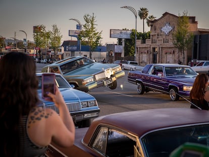 La gente ve pasar autos clásicos de 'lowriders' desfilando por Van Nuys Blvd. en California.