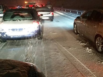 Caos circulatorio por la nieve en la A-6.