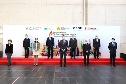 El rey Felipe VI, la ministra de Industria, Turismo y Comercio, Reyes Maroto, y el presidente de la CEOE, Antonio Garamendi, entre otros,  en la IV Cumbre de Internacionalización, celebrada el miércoles en Madrid.