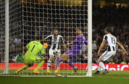 Cristiano Ronaldo marca seu terceiro gol no jogo contra o Juventus, no final da Champions celebrada em Cardiff, em 3 de junho de 2017.