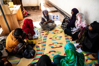 Una mujer imparte a un grupo de madres un breve curso de cómo alimentar bien a los niños, a la entrada del hospital Trocaire, en Dolow.