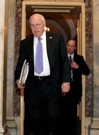 El vicepresidente de EE UU, Dick Cheney, sale ayer del Capitolio.