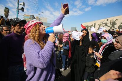 Una manifestante en una protesta de mujeres en la plaza Tahrir de Bagdad para defender su posición en la revuelta contra el Gobierno y la clase política y denunciar una orden del líder chií Moqtada Sadr de separar a los manifestantes en función del género.