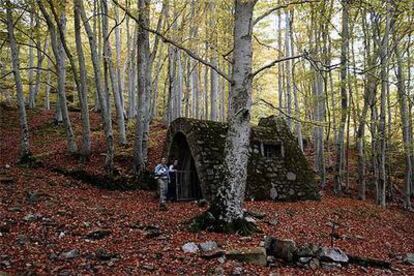 Un refugio de montaña próximo a la fuente de la Teja, en el interior del hayedo de la Dehesa del Moncayo, en Aragón.