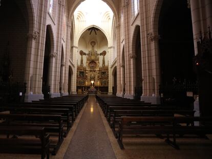 Iglesia vacía de la parroquia de Santa Cruz, en Madrid, este martes.