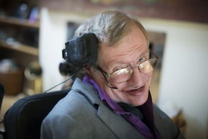 Després de tres anys de feina, enginyers d'Intel han creat una nova cadira de rodes connectada, amb què Hawking podrà comunicar el seu geni.