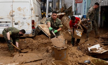 Varios militares trabajan en las labores de limpieza, este sábado en Catarroja (Valencia).